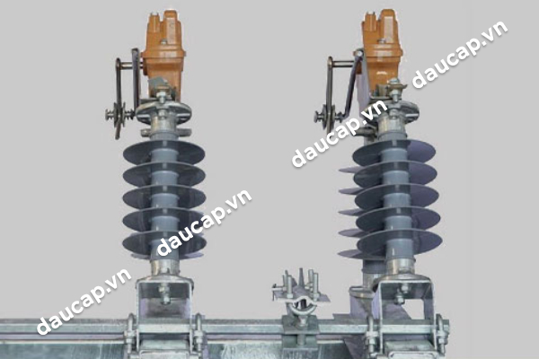 Cấu dao phụ tải Vina Electric loại ngoài trời chém đứng