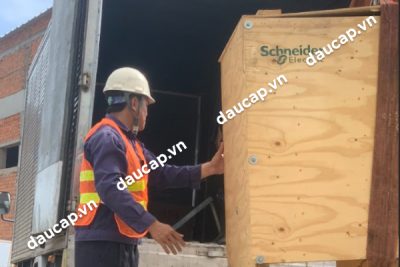 Giao hàng trọn bộ máy cắt Recloser Schneider 630A