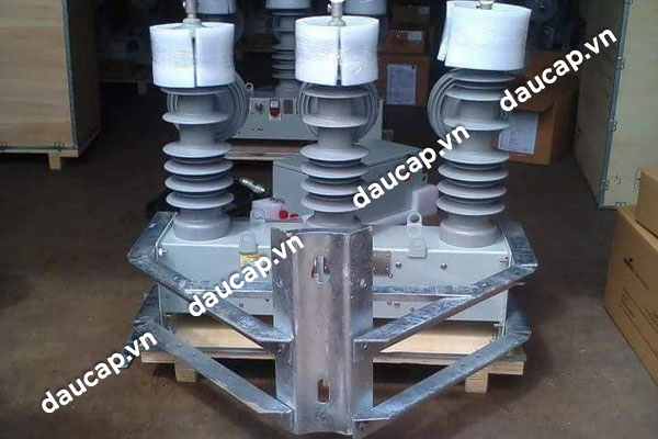 Giá đỡ máy cắt Recloser Cooper