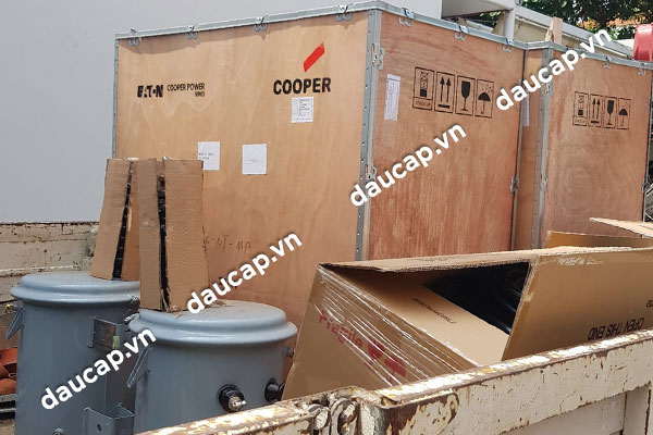 Giao hàng máy cắt Recloser Cooper và máy biến áp cấp nguồn