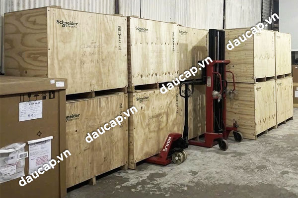 Recloser Schneider sẵn kho